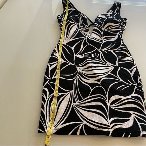 Abstract Leaf Bodycon Mini Dress - Picture 7 of 10
